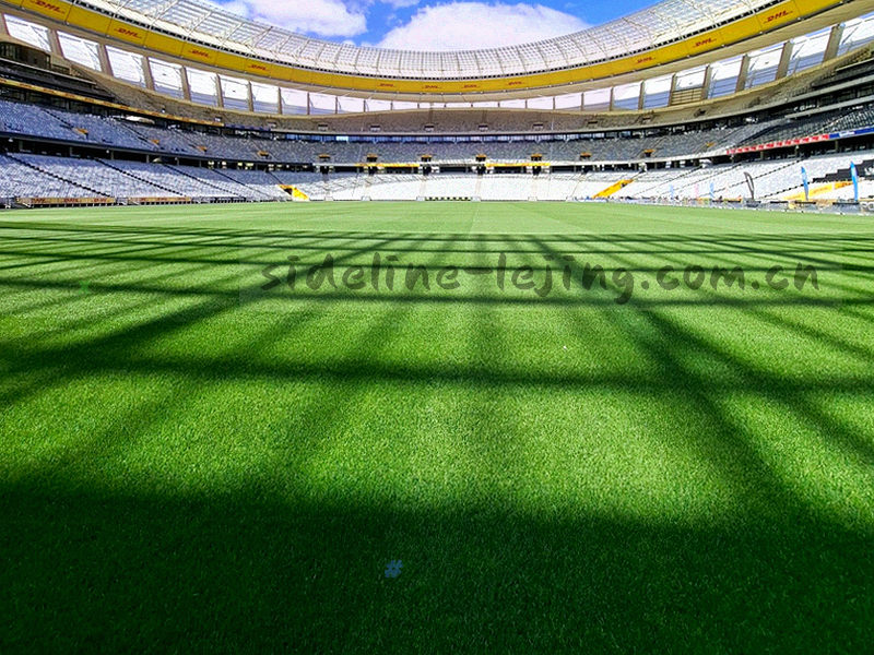 足球场边线特写，有白色划线延伸到远处